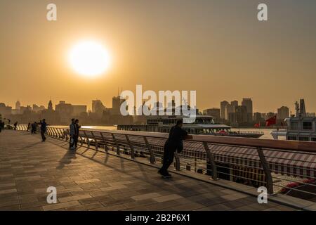 Shanghai, CHINA, 30. OKTOBER: Sonnenuntergang am Flussufer des Finanzviertels Lujiazui am 30. Oktober 2019 in Shanghai Stockfoto