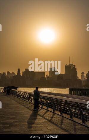 Shanghai, CHINA, 30. OKTOBER: Sonnenuntergang am Flussufer des Finanzviertels Lujiazui am 30. Oktober 2019 in Shanghai Stockfoto