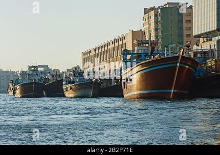 DUBAI, Vereinigte Arabische Emirate-NOVEMBER 13: Schiff in Port Said am 13. November 2012 in Dubai, VAE. Die ältesten kommerziellen Hafen von Dubai Stockfoto