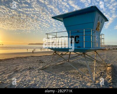 Rettungsschwimmturm am Coronado Beach während der Sonnenuntergangszeit. San Diego, Kalifornien, USA. Stockfoto