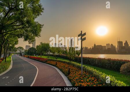 Shanghai, CHINA, 30. OKTOBER: Schöner Blick auf einen Flusspfad bei Sonnenuntergang im Gebiet von Lujiazui am 30. Oktober 2019 in Shanghai Stockfoto