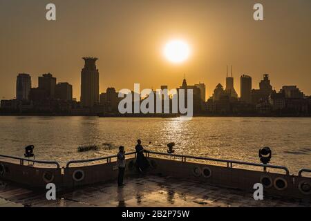 Shanghai, CHINA, 30. OKTOBER: Blick auf Den Bund vom Lujiazui-Flusspark bei Sonnenuntergang am 30. Oktober 2019 in Shanghai Stockfoto