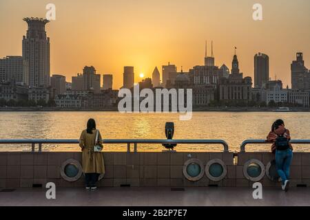 Shanghai, CHINA, 30. OKTOBER: Blick auf Den Bund von der Aussichtsplattform am Flussufer des Lujiazui beim Sonnenuntergang am 30. Oktober 2019 in Shanghai Stockfoto