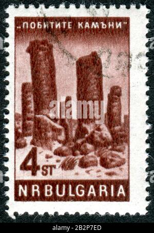 Bulgarien - CIRCA 1964: Eine in Bulgarien gedruckte Briefmarke, die ein wüstenähnliches Felsenphänomen Pobiti Kamani, ca. 1964, darstellte Stockfoto
