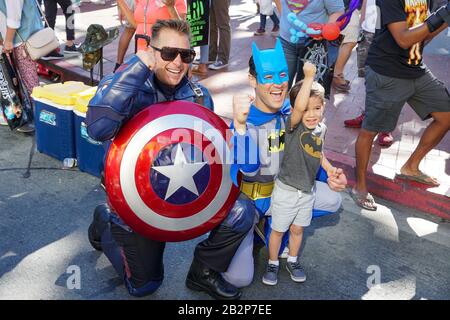 Menschen, die Kostüme tragen und Fotos auf der Straße neben der San Diego Comic-Con International machen, Comic-Buchkonvention in San Diego, Kalifornien, Vereinigte Staaten. Juli 2019 Stockfoto