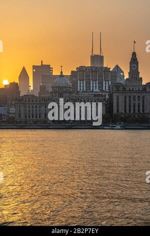 Shanghai, CHINA, 30. OKTOBER: Blick auf historische Architektur am Flussufer und Stadtbauten am Bund bei Sonnenuntergang am 30. Oktober 2019 in Shanghai Stockfoto