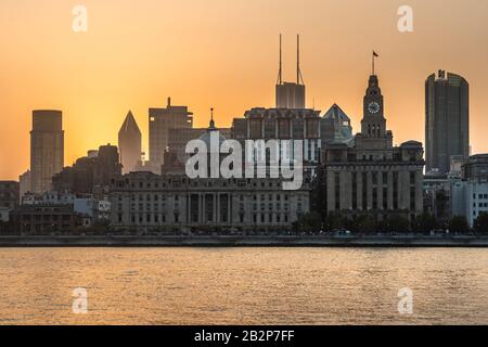 Shanghai, CHINA, 30. OKTOBER: Blick auf historische Architektur am Flussufer und Stadtbauten am Bund bei Sonnenuntergang am 30. Oktober 2019 in Shanghai Stockfoto