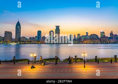 Shanghai, CHINA, 30. OKTOBER: Blick auf Den Abend Blick auf das Flussgebiet am Lujiazui mit Blick auf Den Bund über den Perlfluss am 30. Oktober 2019 Stockfoto