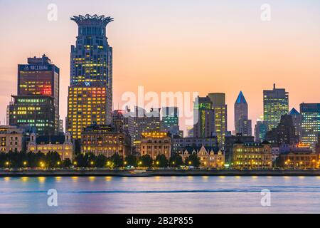 Shanghai, CHINA, 30. OKTOBER: Blick auf die Stadtgebäude am Flussufer des Puxi-Distrikts entlang Des Bunds nach Sonnenuntergang am 30. Oktober 2019 in Shanghai Stockfoto