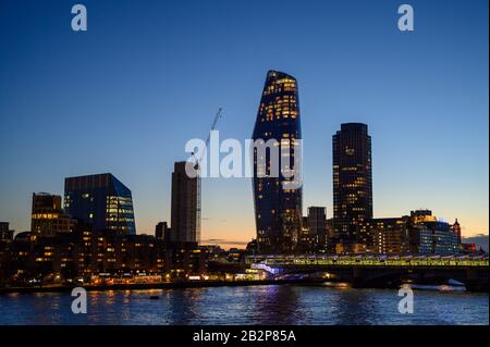 Gebäude am Südufer der Themse in Southwark, London, Großbritannien. Ein Blackfriars oder der Boomerang (Mitte) und der Southbank Tower (rechts) Stockfoto