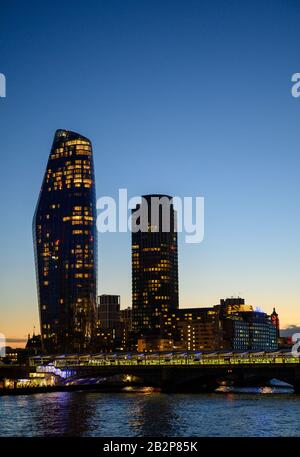 Neubauten am Südufer der Themse in Southwark, London, Großbritannien. Ein Blackfriars oder der Boomerang (links) und der Southbank Tower (Mitte) Stockfoto