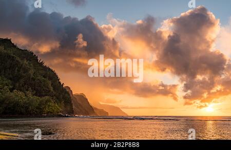 Sonnenuntergang beleuchtet die sich zurückziehenden Klippen der Napali-Küste an der Nordküste von Kauai auf Hawaii Stockfoto