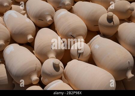 Traditionelle handgemachte ungebrannte Tonkeramik zum Verkauf, Aali Keramik, Aali, Königreich Bahrain Stockfoto