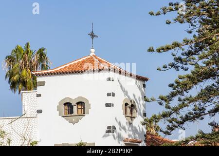 Dach und obere Etage mit großen Häusern und Bäumen in Guia de Isora, auf Tenera, auf den Kanarischen Inseln, in Spanien Stockfoto