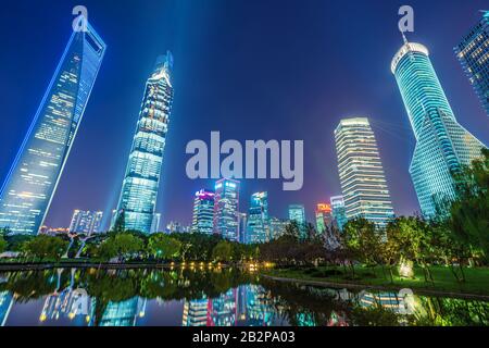 Shanghai, CHINA, 30. OKTOBER: Blick auf den See von Wolkenkratzern aus dem Central Green Space Park in Lujiazui nachts am 30. Oktober 2019 in Shanghai Stockfoto