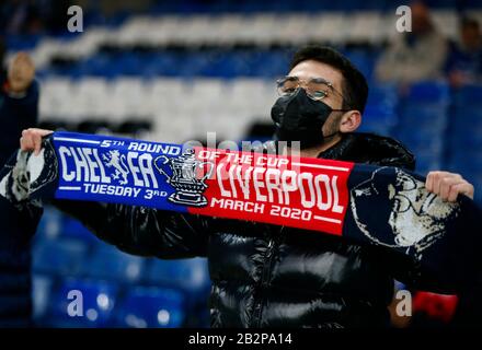 London, Großbritannien. März 2020. Chelsea Fan trägt eine Maske während Der fünften Runde des FA Cup zwischen Chelsea und Liverpool im Stanford Bridge Stadium, London, England am 03. März 2020 Credit: Action Foto Sport/Alamy Live News Stockfoto