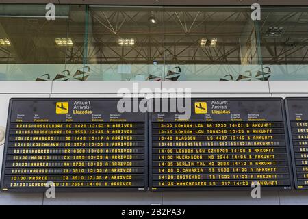 Ankunftsankündigung an Bord des Flughafens Reina Sofia, Flughafen Tenera-Süd, Kanarische Inseln, Spanien Stockfoto