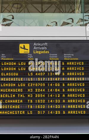 Ankunftsankündigung an Bord des Flughafens Reina Sofia, Flughafen Tenera-Süd, Kanarische Inseln, Spanien Stockfoto