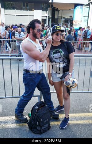 Menschen, die Kostüme tragen und Fotos auf der Straße neben der San Diego Comic-Con International machen, Comic-Buchkonvention in San Diego, Kalifornien, Vereinigte Staaten. Juli 2019 Stockfoto