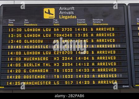 Ankunftsankündigung an Bord des Flughafens Reina Sofia, Flughafen Tenera-Süd, Kanarische Inseln, Spanien Stockfoto