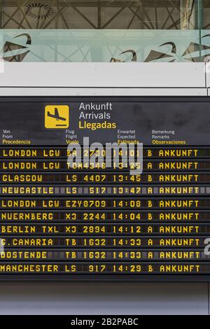 Ankunftsankündigung an Bord des Flughafens Reina Sofia, Flughafen Tenera-Süd, Kanarische Inseln, Spanien Stockfoto