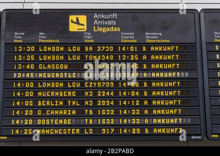 Ankunftsankündigung an Bord des Flughafens Reina Sofia, Flughafen Tenera-Süd, Kanarische Inseln, Spanien Stockfoto