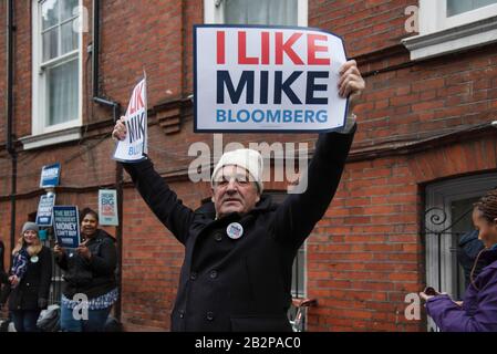 London, Großbritannien. März 2020. Ein Anhänger von Mike Bloomberg bei den so genannten demokratischen Vorwahlen "Super Tuesday" zur Präsidentschaftswahl 2020 in London, Großbritannien am 3. März 2020. (Foto von Claire Doherty/Sipa USA) Credit: SIPA USA/Alamy Live News Stockfoto