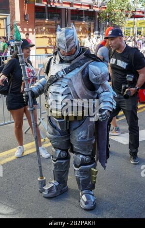 Menschen, die Kostüme tragen und Fotos auf der Straße neben der San Diego Comic-Con International machen, Comic-Buchkonvention in San Diego, Kalifornien, Vereinigte Staaten. Juli 2019 Stockfoto