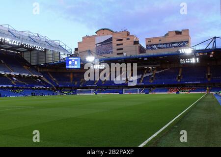 London, Großbritannien. März 2020. Ein allgemeiner Blick in das Stadion der Stamford Bridge vor dem Start. Der Emirates FA Cup, 5. Runde Match, Chelsea gegen Liverpool an der Stamford Bridge in London am Dienstag, 3. März 2020. Dieses Bild darf nur für redaktionelle Zwecke verwendet werden. Nur redaktionelle Nutzung, Lizenz für kommerzielle Nutzung erforderlich. Keine Verwendung bei Wetten, Spielen oder einer einzelnen Club-/Liga-/Spielerpublikationen. PIC von Steffan Bowen/ Credit: Andrew Orchard Sportfotografie/Alamy Live News Stockfoto