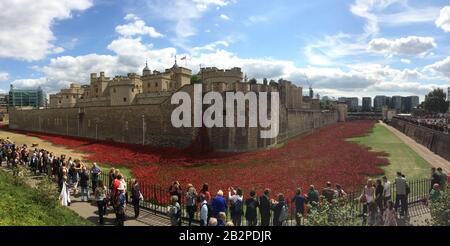 Panoramablick auf das berühmte Wahrzeichen und Touristenziel der Tower of London während einer besonderen Veranstaltung mit Tausenden von Mohnblumen rund um platziert. Stockfoto