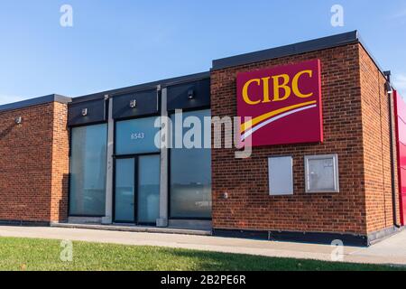 CIBC (Canadian Imperial Bank of Commerce) Schild an der Seite einer Bankfiliale in Toronto. Stockfoto