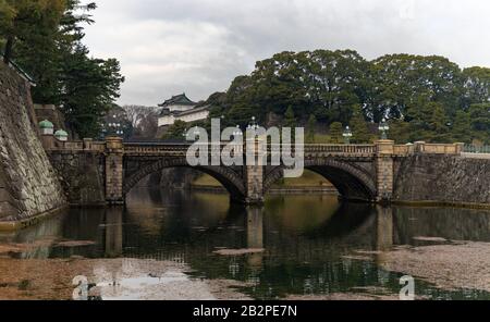 Ein Bild der Seimon-Stonebrücke, Teil des Kaiserpalastes (Tokio). Stockfoto