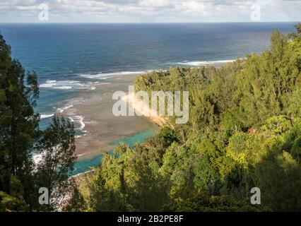 Luftaufnahme vom Kalalau-Pfad an der Küste von Na Pali in Kauai auf den Ke'e-Strand Stockfoto