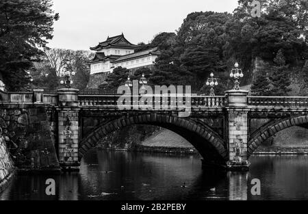 Ein Schwarz-Weiß-Bild der Seimon-Stonebrücke, Teil des Kaiserpalastes (Tokio). Stockfoto