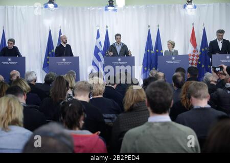 Kastanies, Griechenland. März 2020. (Von L bis R) Präsident des Europäischen Parlaments David Sassoli, Präsident des Europäischen Rates Charles Michel, der griechische Premierminister Kyriakos Mitsotakis, Präsidentin der Europäischen Kommission, Ursula von der Leyen und der kroatische Premierminister Andrej Plenkovic nehmen am 3. März an einer Pressekonferenz in der Stadt Kastanies in der Region Evros im Nordosten Griechenlands Teil. 2020. Kredit: Xinhua/Alamy Live News Stockfoto