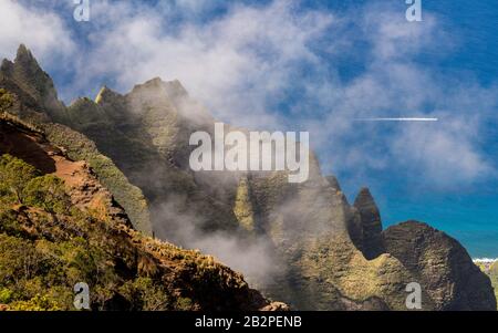 Fliessende Felsen der Na Pali Berge durch die Wolken von Kalalau Aussichtspunkt auf Kauai Stockfoto