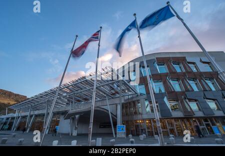 Edinburgh, Großbritannien. März 2020. Abgebildet: Flaggen außerhalb des schottischen Parlaments wehen im Wind. Links nach rechts befindet sich der Union Jack; Saltyre (St Andrews Cross); Die Fahne von Europa. Das schottische Parlament hat dafür gestimmt, die EU-Flagge außerhalb des Parlaments zu verlassen, nachdem das Vereinigte Königreich die EU am 31. Januar 2020 verlassen hat. Schottland stimmte mit einer Mehrheit dafür, trotz der restlichen Abstimmung im Vereinigten Königreich, die EU zu verlassen, in der EU zu bleiben. Die schottische Regierung sucht nach wegen, der EU wieder beizutreten. Kredit: Colin Fisher/Alamy Live News Stockfoto