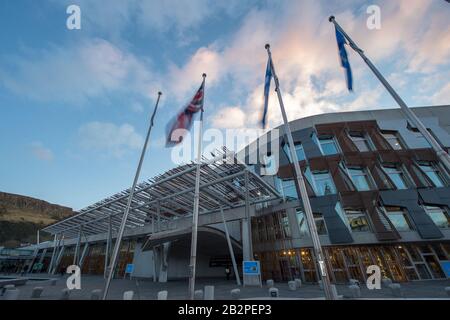 Edinburgh, Großbritannien. März 2020. Abgebildet: Flaggen außerhalb des schottischen Parlaments wehen im Wind. Links nach rechts befindet sich der Union Jack; Saltyre (St Andrews Cross); Die Fahne von Europa. Das schottische Parlament hat dafür gestimmt, die EU-Flagge außerhalb des Parlaments zu verlassen, nachdem das Vereinigte Königreich die EU am 31. Januar 2020 verlassen hat. Schottland stimmte mit einer Mehrheit dafür, trotz der restlichen Abstimmung im Vereinigten Königreich, die EU zu verlassen, in der EU zu bleiben. Die schottische Regierung sucht nach wegen, der EU wieder beizutreten. Kredit: Colin Fisher/Alamy Live News Stockfoto