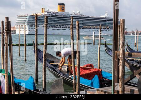 Gondelbahn für den Tag, tägliche Ankunft des Kreuzfahrtschiffs am frühen Morgen auf den Markusplatz, mit Gondeln im Vordergrund, Venedig, Italien Stockfoto