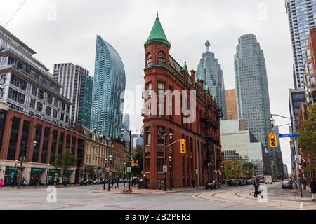 Das berühmte Gooderham Building, das an einem bewölkten Herbstnachmittag in der Innenstadt von Toronto abgebildet ist. Stockfoto