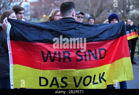 Erfurt, Deutschland. März 2020. Mitglieder und Anhänger der AfD protestieren im Thüringer Landtag mit einer Fahne mit der Aufschrift "Wir sind das Volk" gegen eine mögliche Wahl des Linkspolitikers Ramelow. Letztere konnte bei den Neuwahlen mit CDU-Stimmen zum Thüringer Ministerpräsidenten gewählt werden. Die Demonstranten versammelten sich vor dem Landtagsgebäude und zogen in das Landesamt der CDU. Kredit: Martin Schutt / dpa-Zentralbild / dpa / Alamy Live News Stockfoto