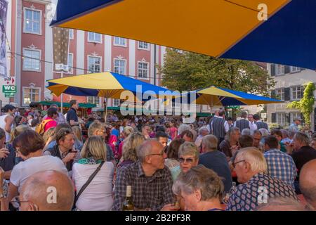 Meersburg, Deutschland - 07. Sept. 2015: Wine Party in Merrsburg, EINER Stadt im südwestdeutschen Land Baden-Württemberg. Am Ufer des Constan-Sees Stockfoto