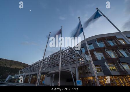 Edinburgh, Großbritannien. März 2020. Abgebildet: Flaggen außerhalb des schottischen Parlaments wehen im Wind. Links nach rechts befindet sich der Union Jack; Saltyre (St Andrews Cross); Die Fahne von Europa. Das schottische Parlament hat dafür gestimmt, die EU-Flagge außerhalb des Parlaments zu verlassen, nachdem das Vereinigte Königreich die EU am 31. Januar 2020 verlassen hat. Schottland stimmte mit einer Mehrheit dafür, trotz der restlichen Abstimmung im Vereinigten Königreich, die EU zu verlassen, in der EU zu bleiben. Die schottische Regierung sucht nach wegen, der EU wieder beizutreten. Kredit: Colin Fisher/Alamy Live News Stockfoto