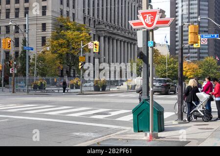 TTC (Toronto Transit Commission) Schild in der Nähe einer U-Bahn-Eingang in der Innenstadt von Toronto. Stockfoto