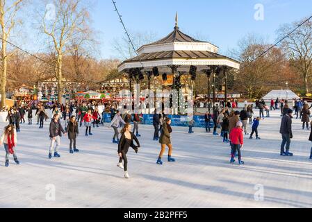 Eislaufhalle zu Weihnachten im Winter Wonderland, Hyde Park, London, Großbritannien Stockfoto