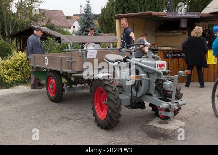 Ochsle, Deutschland - 13 Sep. 2015: Ein alter, altgedienter Traktor, der sehr gut gewartet und perfekt läuft Stockfoto