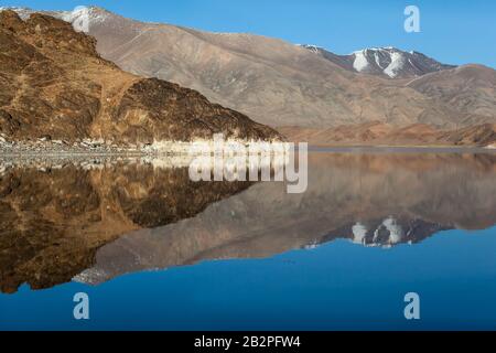 Spiegelreflexion in ruhiger See. Morgenlicht. Westliche Mongolei Stockfoto