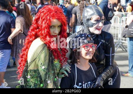 Menschen, die Kostüme tragen und Fotos auf der Straße neben der San Diego Comic-Con International machen, Comic-Buchkonvention in San Diego, Kalifornien, Vereinigte Staaten. Juli 2019 Stockfoto