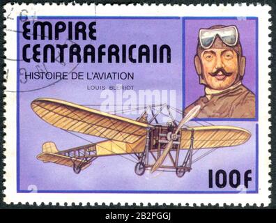 ZENTRALAFRIKANISCHES REICH - CIRCA 1977: Eine Briefmarke, die in Zentralafrikareich gedruckt wurde, zeigt Louis Bleriot und Monoplane, etwa 1977 Stockfoto