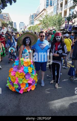 Menschen, die Kostüme tragen und Fotos auf der Straße neben der San Diego Comic-Con International machen, Comic-Buchkonvention in San Diego, Kalifornien, Vereinigte Staaten. Juli 2019 Stockfoto